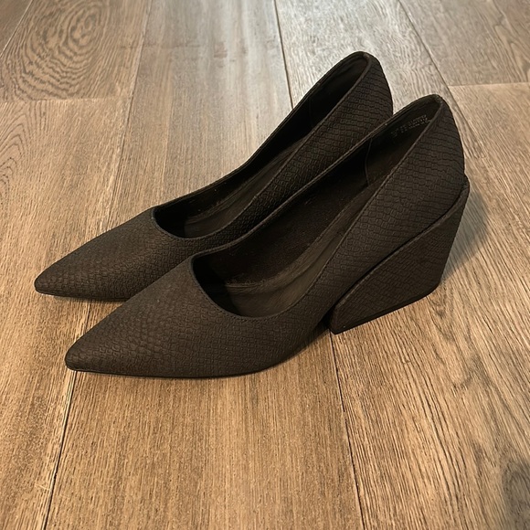 Cheap Monday black snakeskin “cube pump” in size 40 - Picture 2 of 6